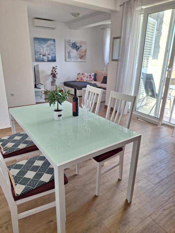 a white table and chairs in a living room at Villa Tea in Murter