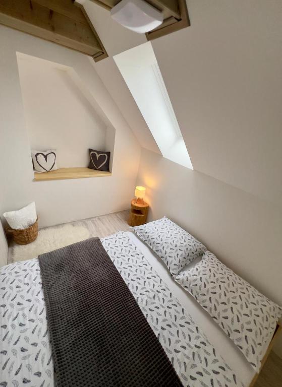 Postel nebo postele na pokoji v ubytování Apartmány Křivoklát