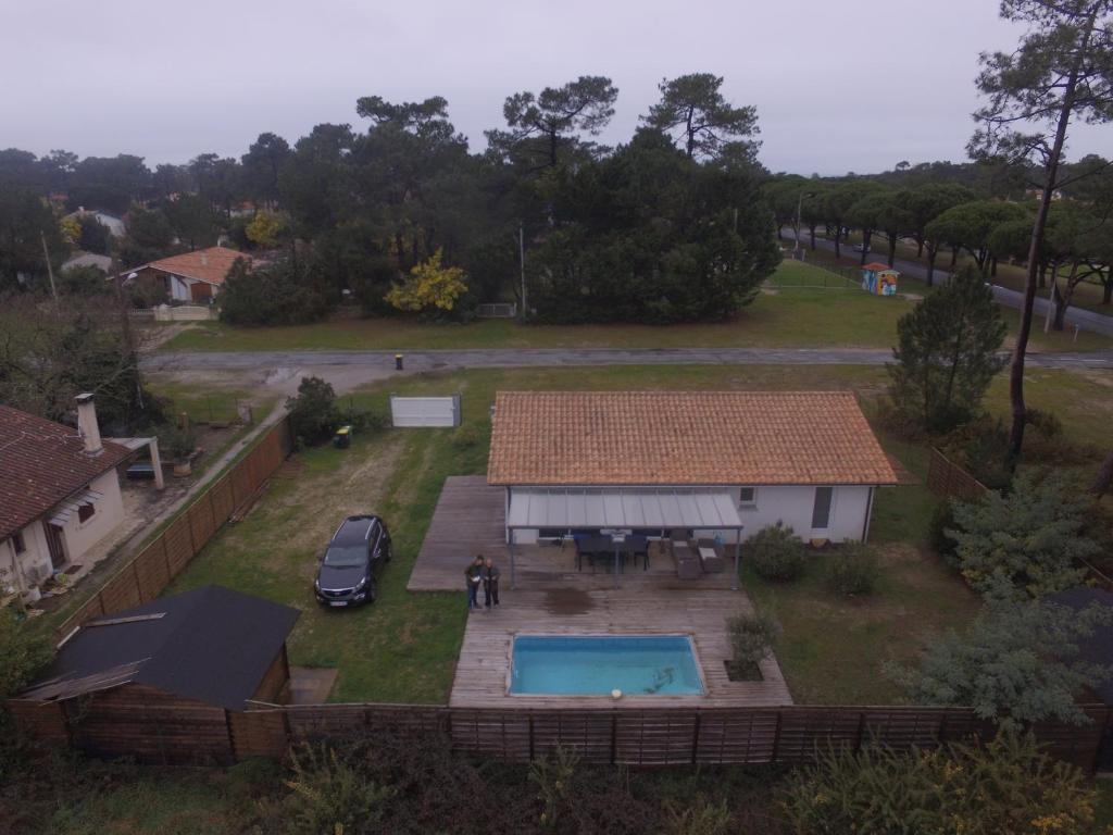 une vue aérienne d'une maison avec piscine dans l'établissement Bee free, à Ambarès-et-Lagrave
