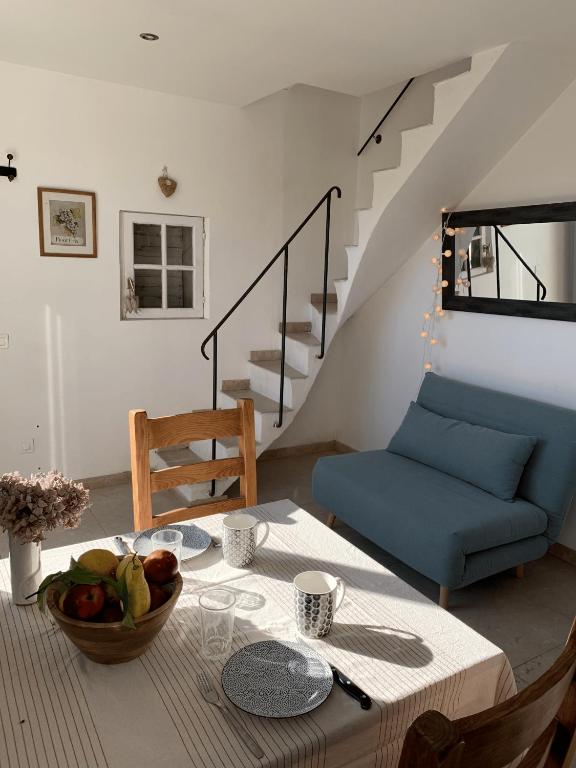 Cette chambre comprend une table avec un bol de fruits. dans l'établissement Charmante maisonnette proche du centre du village, à La Garde-Freinet