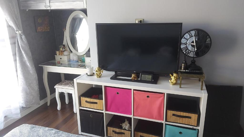 Een TV en/of entertainmentcenter bij Współczesny Apartament Gdańsk
