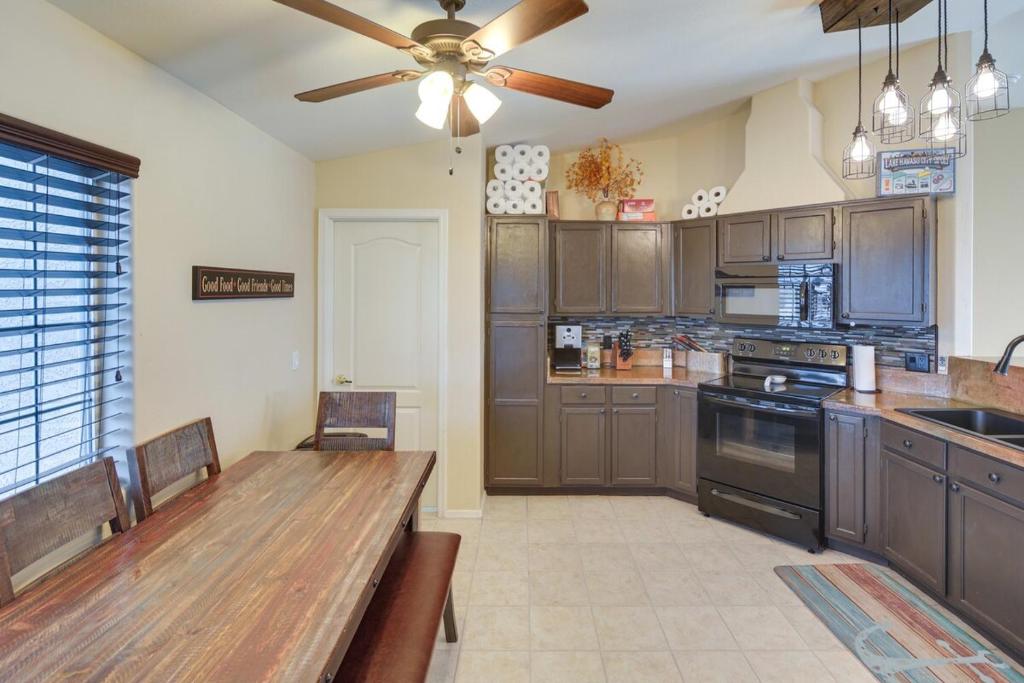 Køkken eller tekøkken på Lake Havasu Retreat