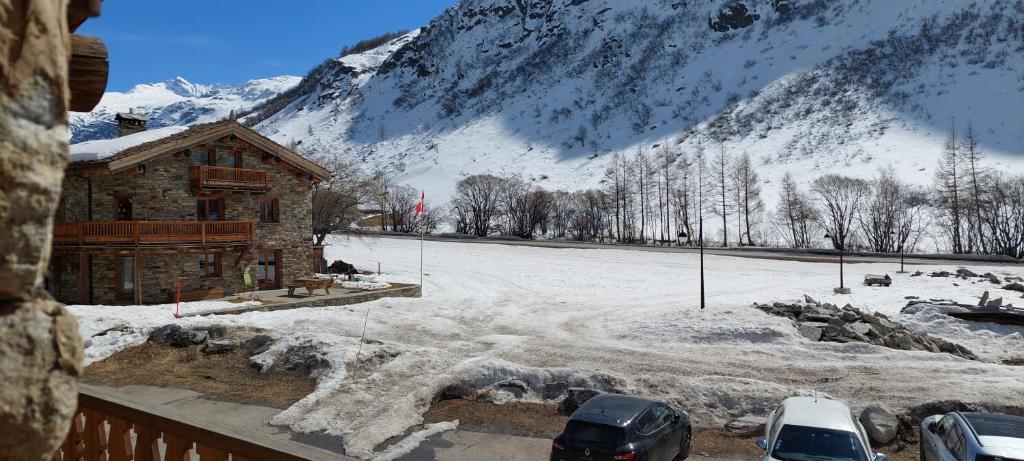 une montagne enneigée avec des voitures garées devant une cabine dans l'établissement Chalet La Clavarine, à Bonneval-sur-Arc
