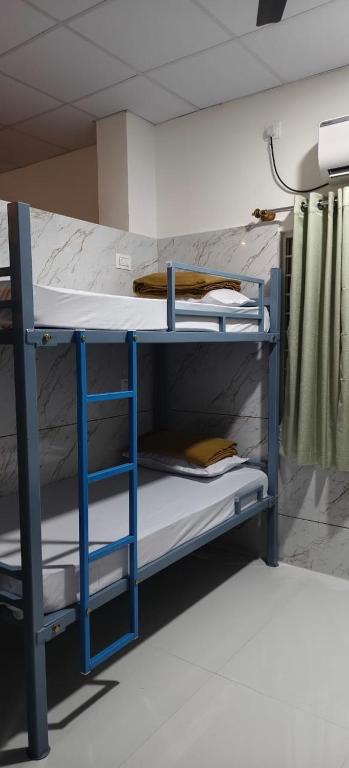 Postel nebo postele na pokoji v ubytování V R S Luxury AC Dormitory