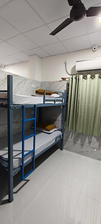 Postel nebo postele na pokoji v ubytování V R S Luxury AC Dormitory