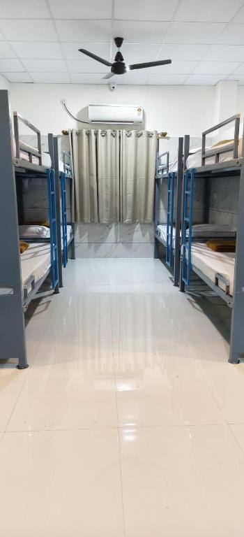 Postel nebo postele na pokoji v ubytování V R S Luxury AC Dormitory