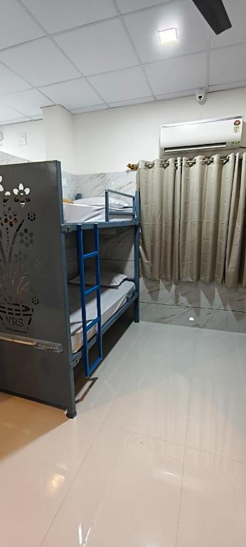Postel nebo postele na pokoji v ubytování V R S Luxury AC Dormitory
