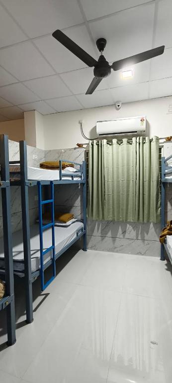 Postel nebo postele na pokoji v ubytování V R S Luxury AC Dormitory
