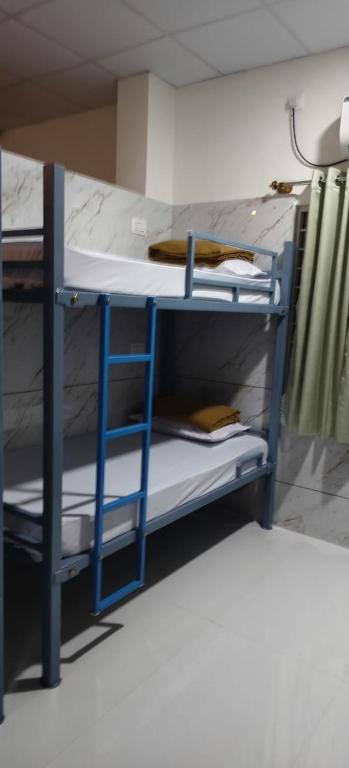 Postel nebo postele na pokoji v ubytování V R S Luxury AC Dormitory