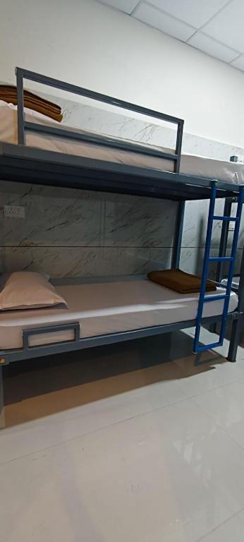 Postel nebo postele na pokoji v ubytování V R S Luxury AC Dormitory
