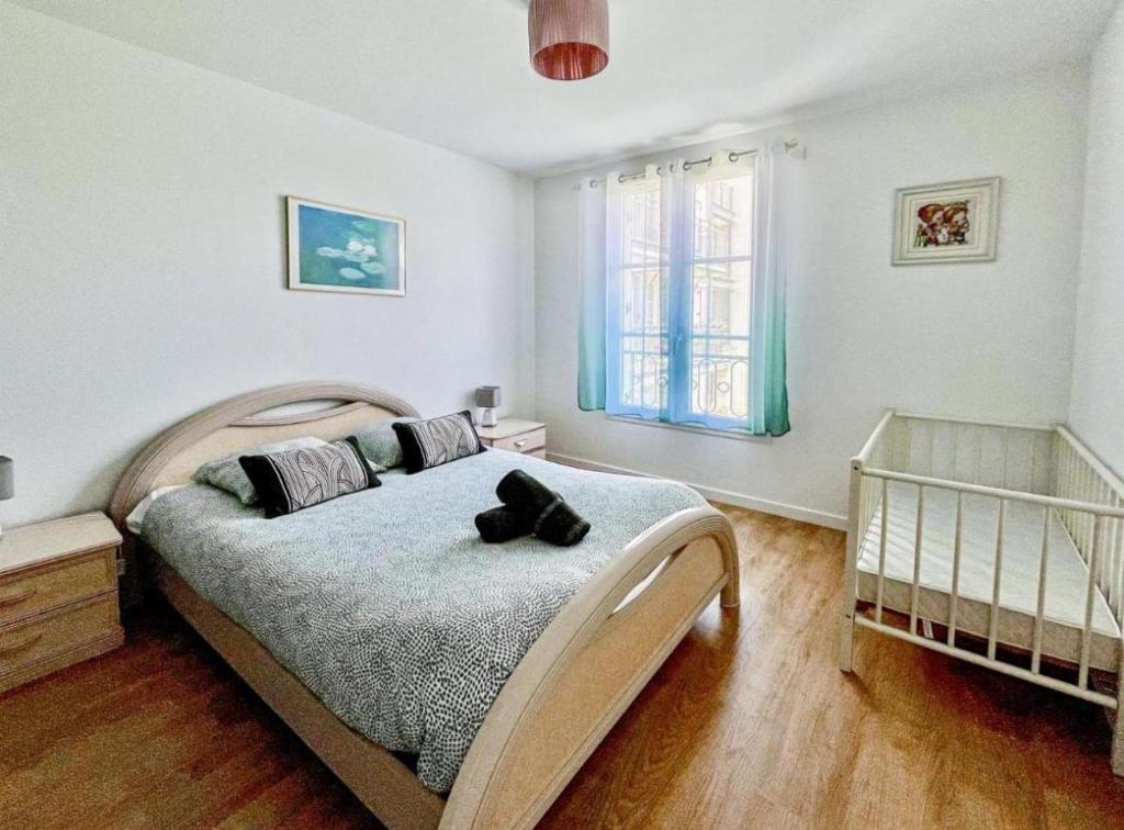 セリにあるDisneyland Paris - Serris - 6 peopleのベッドルーム(ベッド1台、ベビーベッド1台付)