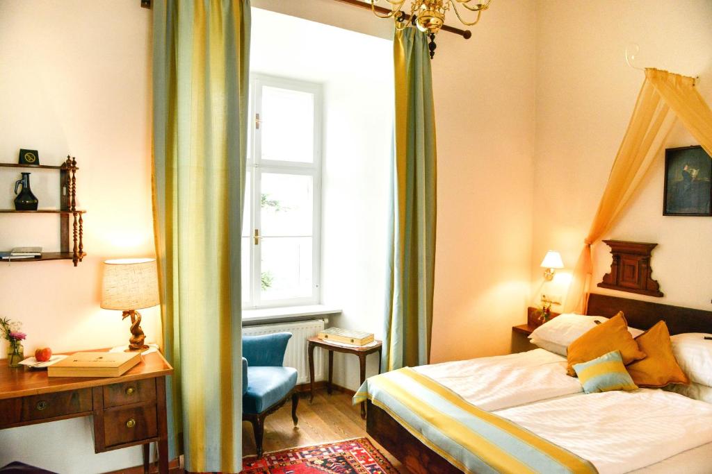 Postel nebo postele na pokoji v ubytování Schloss Kapfenstein