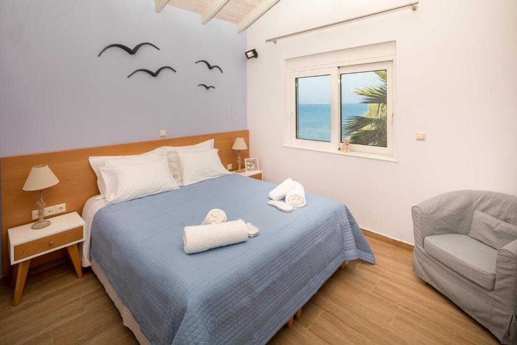Posteľ alebo postele v izbe v ubytovaní Big Blue Exclusive Beachfront Villa