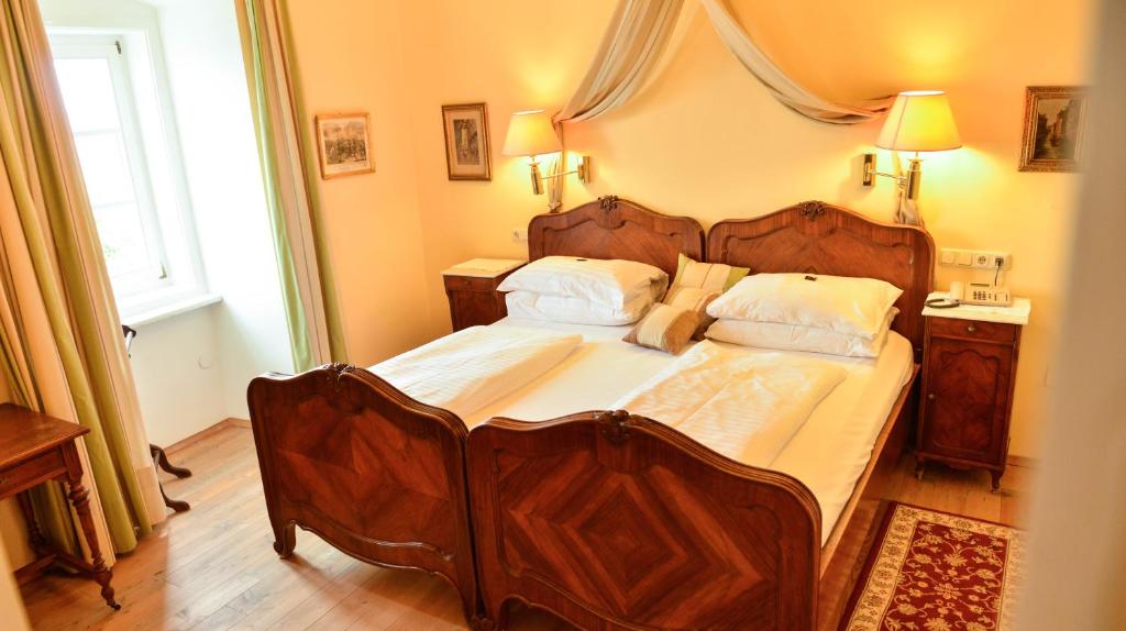 Postel nebo postele na pokoji v ubytování Schloss Kapfenstein