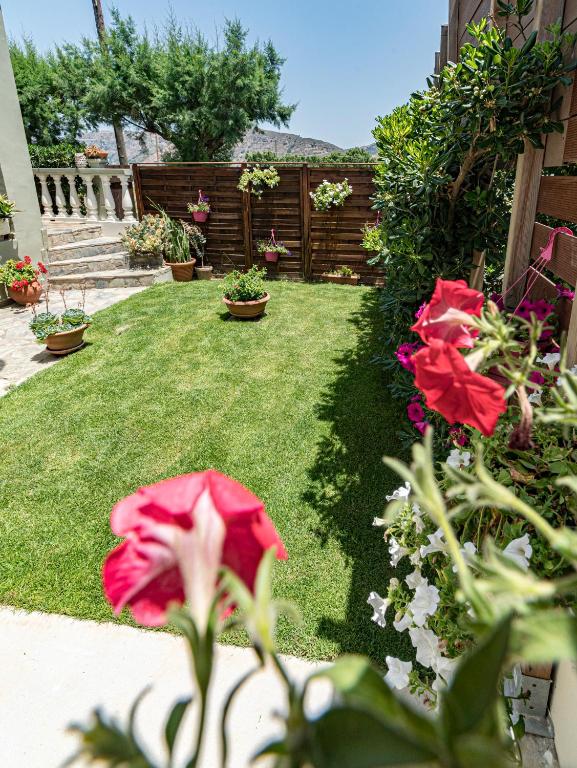 Vonkajšia záhrada v ubytovaní Big Blue Exclusive Beachfront Villa