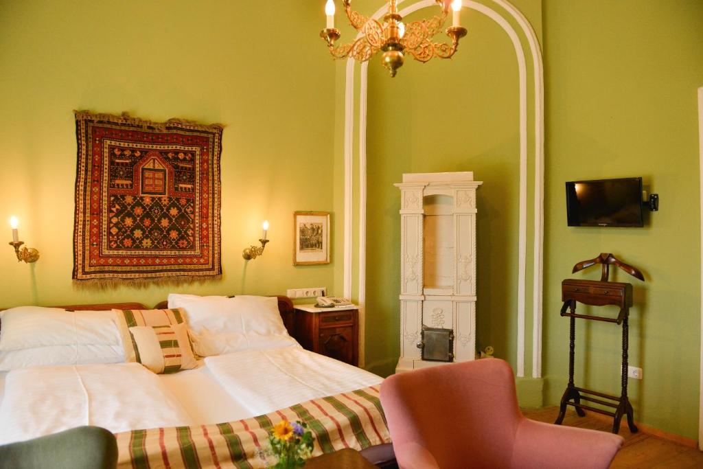 Postel nebo postele na pokoji v ubytování Schloss Kapfenstein