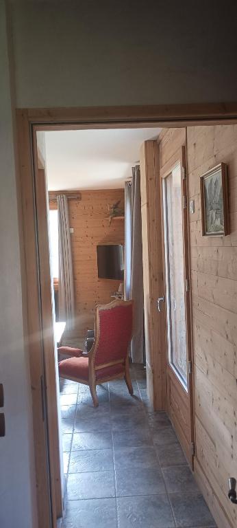 TV a/nebo společenská místnost v ubytování Le Chalet des Fées