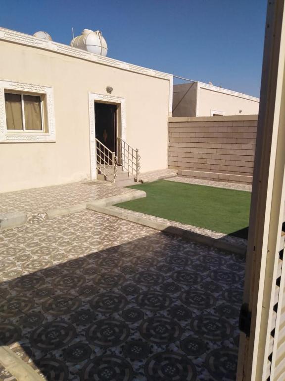 a white house with a lawn in front of it at شقق لين in Ḑubā