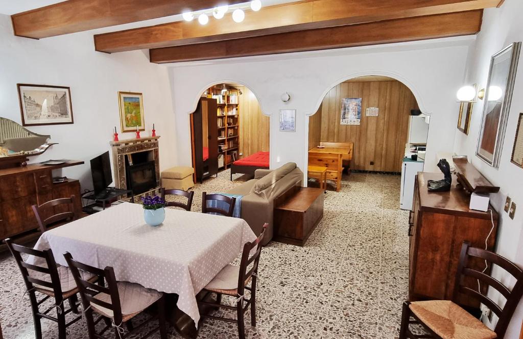 A seating area at Appartamento il Grillo