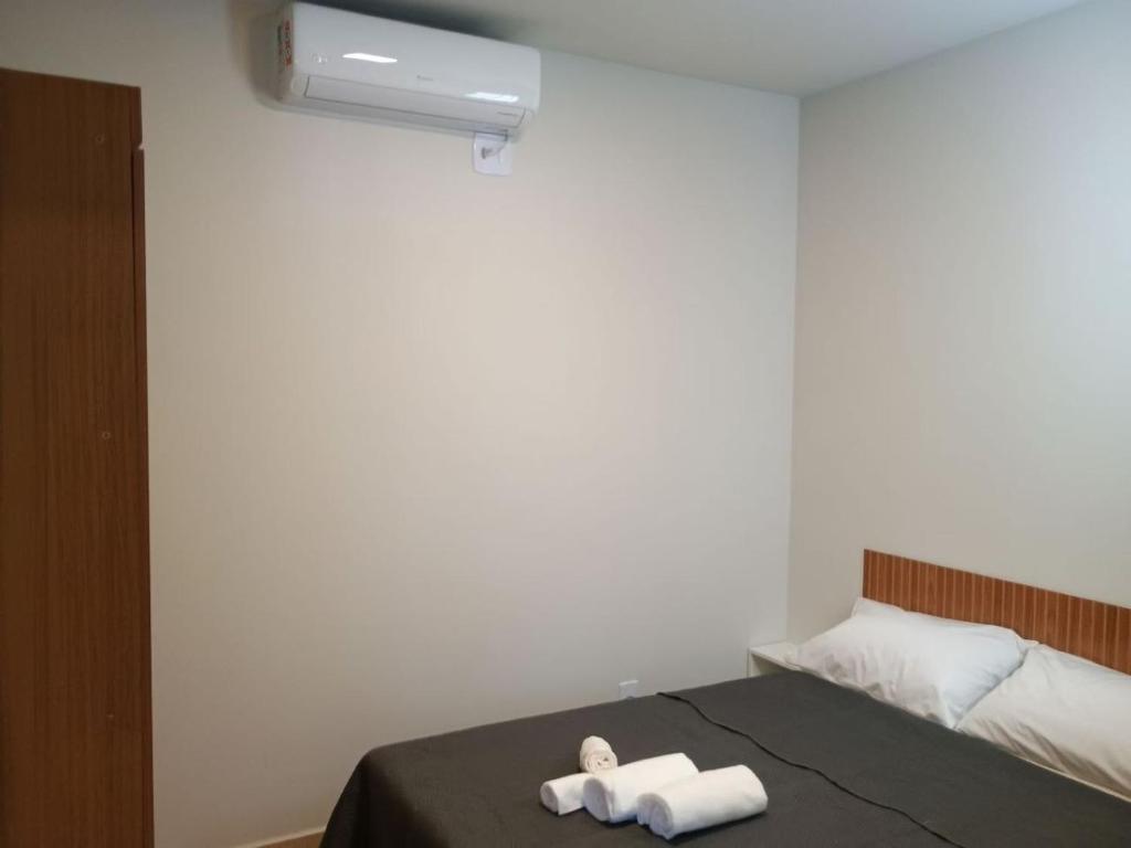 Postel nebo postele na pokoji v ubytování Kitnet Studio 103 aconchegante com garagem