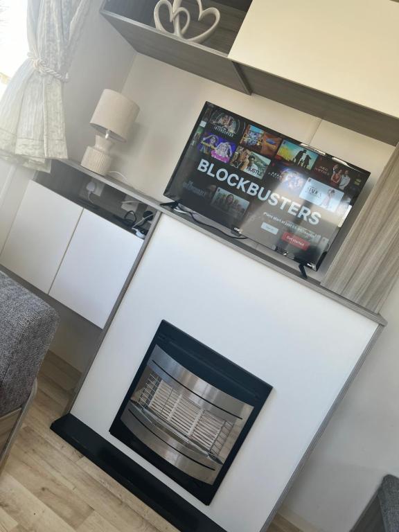 TV a/nebo společenská místnost v ubytování Lyons Winkups holiday park ll22 9EL