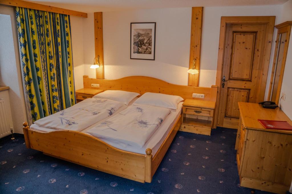 Postel nebo postele na pokoji v ubytování Gasthof Zwieselstein