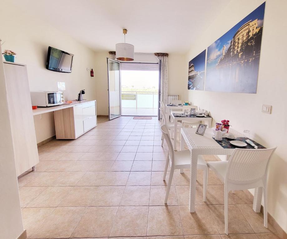 A kitchen or kitchenette at B&B Waltanna Airport