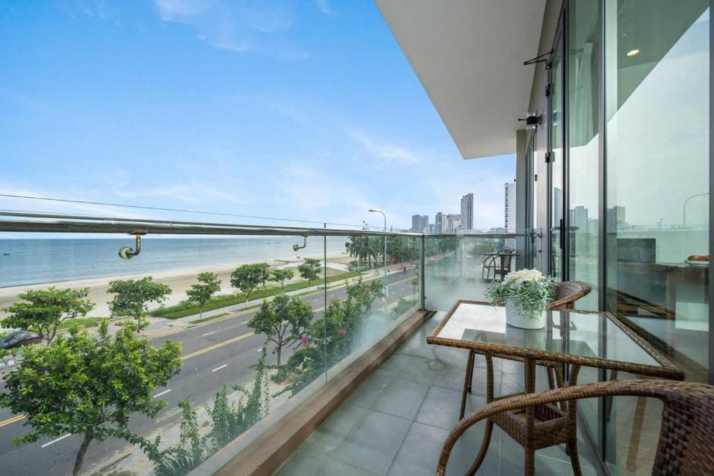 a balcony with a table and a view of the beach at Villa Da Nang Hoang Sa in Da Nang