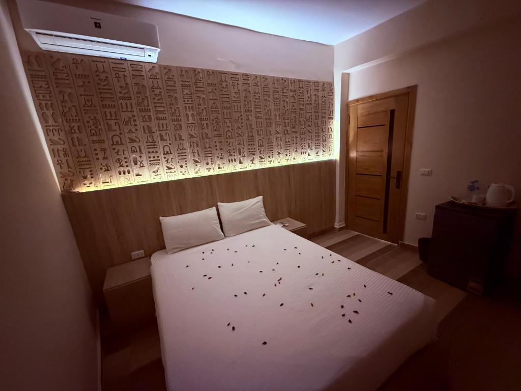 Voodi või voodid majutusasutuse Locanda pyramids view toas