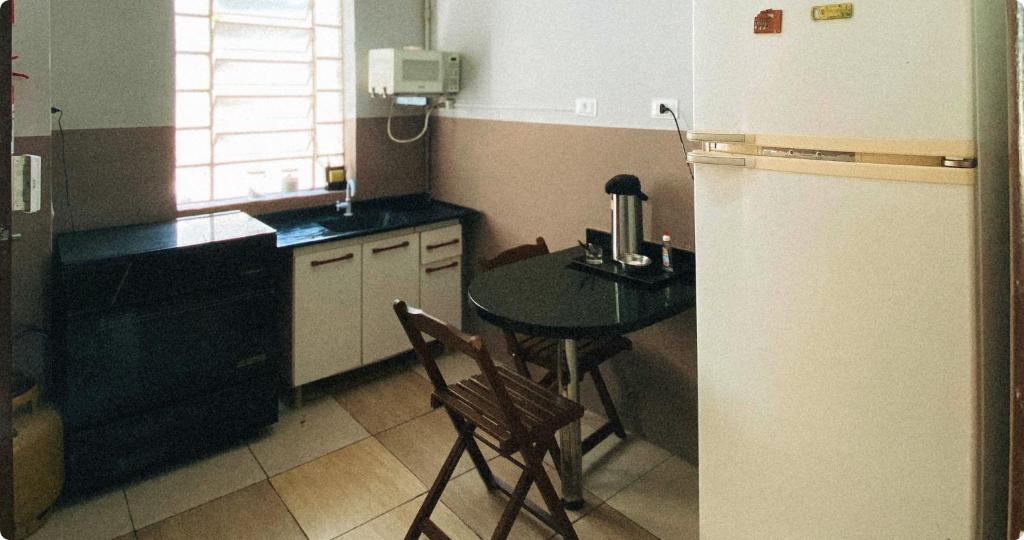 Kuchyň nebo kuchyňský kout v ubytování Garibaldi Hostel & Pub