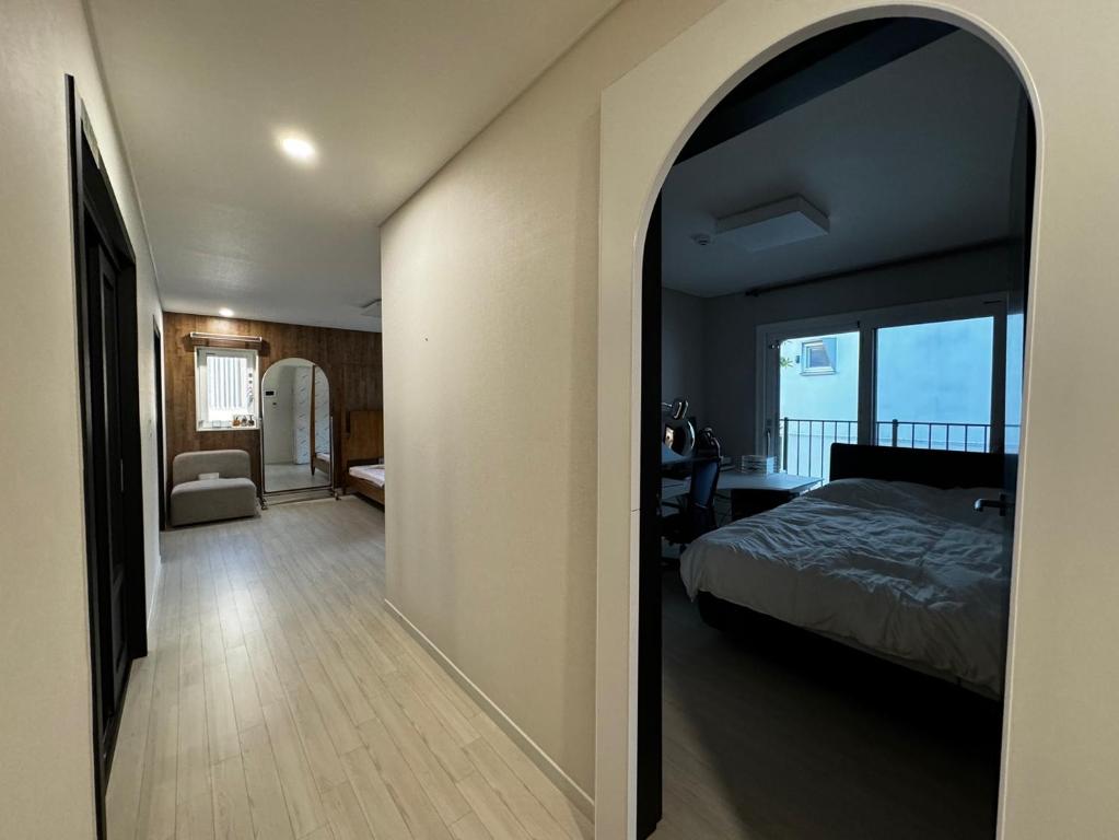 Ένα ή περισσότερα κρεβάτια σε δωμάτιο στο Cozy Aori house