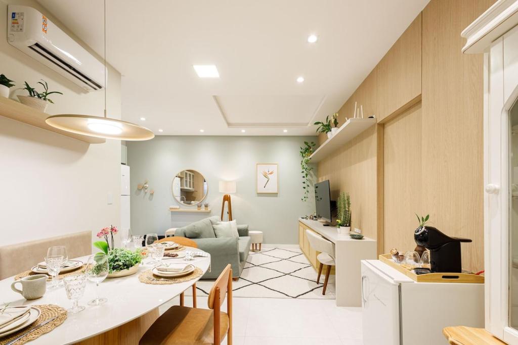 a kitchen and living room with a table and chairs at Apto Novo e diferenciado a 500 metros do Alles Park in Pomerode