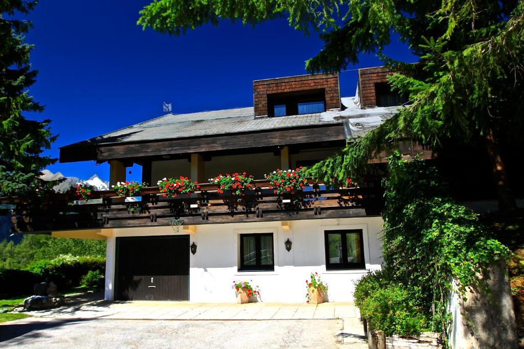 ein Haus mit Blumenkästen auf dem Balkon in der Unterkunft Villa Grossglockner Heiligenblut in Heiligenblut