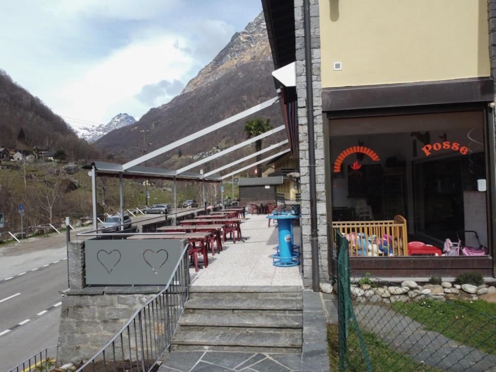 Vista generica sulle montagne o vista sulle montagne dall'interno dell'hotel