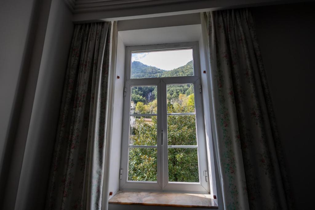 Nespecifikovaný výhled na hory nebo výhled na hory při pohledu z hotelu