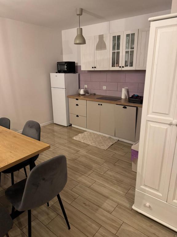 Kuchyňa alebo kuchynka v ubytovaní Lawendowe Domki 70m