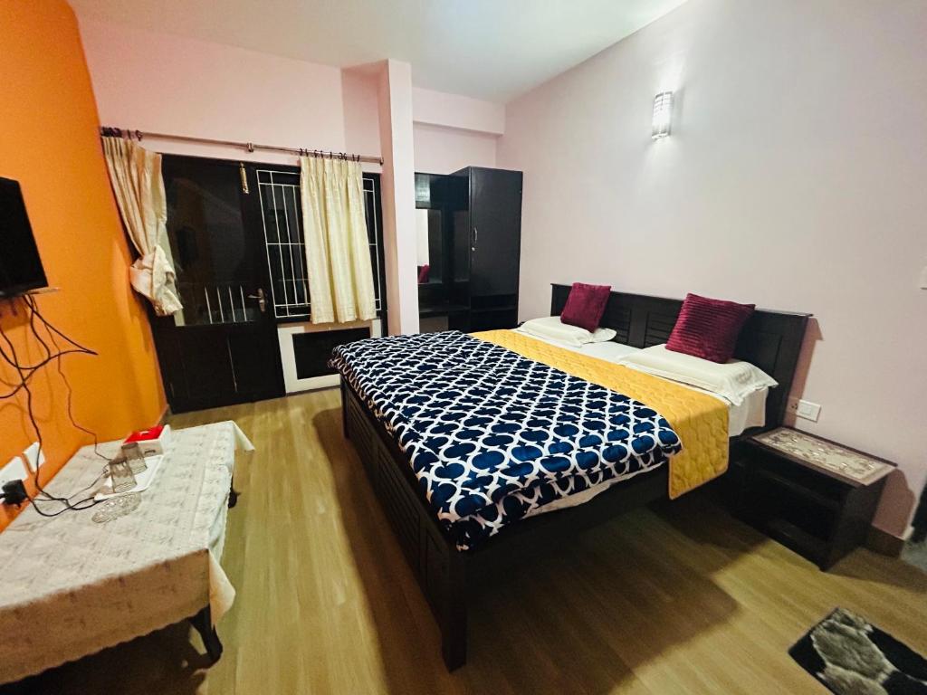 Postel nebo postele na pokoji v ubytování Chennai Grand Residency