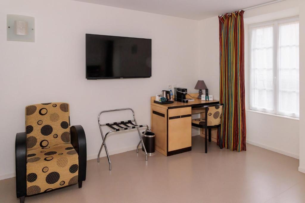 TV a/nebo společenská místnost v ubytování Logis Hôtel Restaurant Auberge de la Xaintrie