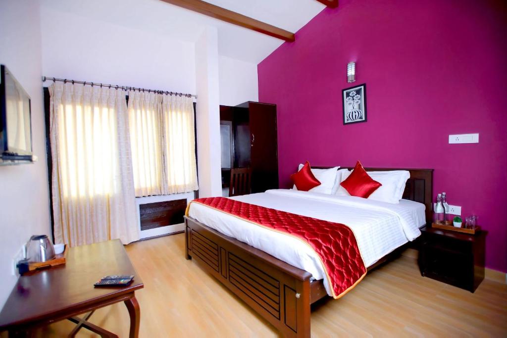Postel nebo postele na pokoji v ubytování Chennai Grand Residency