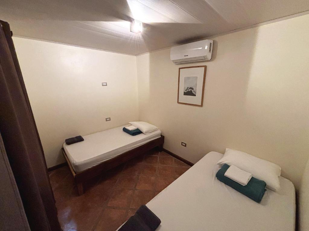Arenal Backpackers Resort - Small Double Room