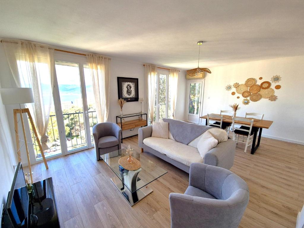 een woonkamer met een bank en een tafel bij Appartement Ajaccio vue mer in Ajaccio