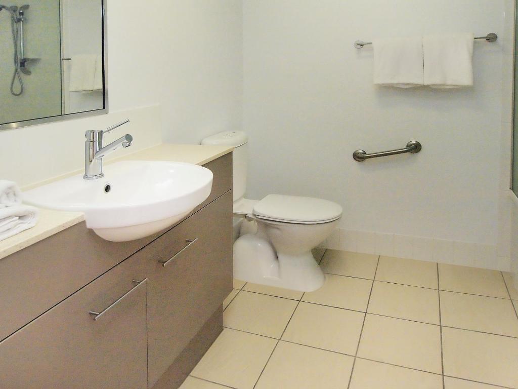 Ein Badezimmer in der Unterkunft Oaks Townsville Gateway Suites