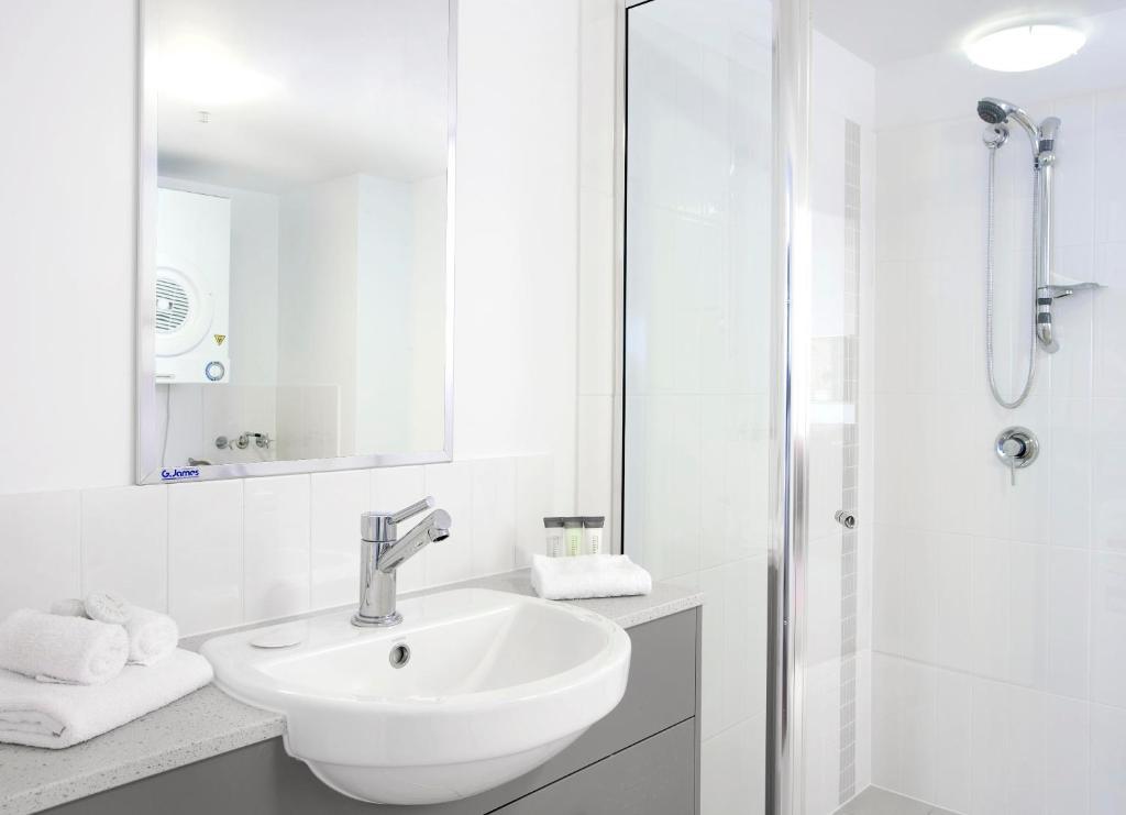 Ein Badezimmer in der Unterkunft Oaks Townsville Gateway Suites