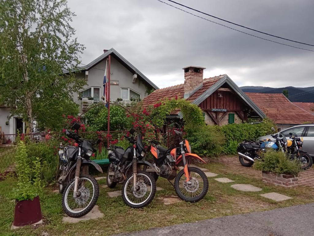 Zdjęcie z galerii obiektu Apartment Ada bed & breakfast w mieście Gračac