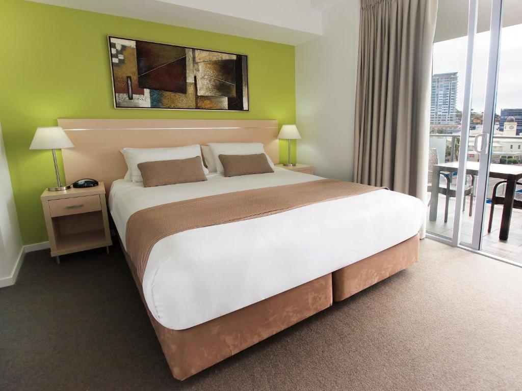 Ein Bett oder Betten in einem Zimmer der Unterkunft Oaks Townsville Gateway Suites