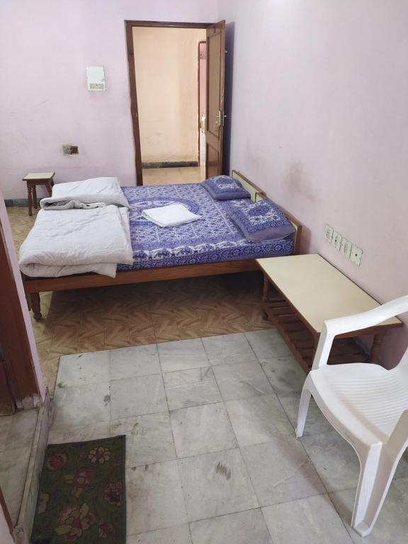 Postel nebo postele na pokoji v ubytování Jwala Niketan JAIPUR