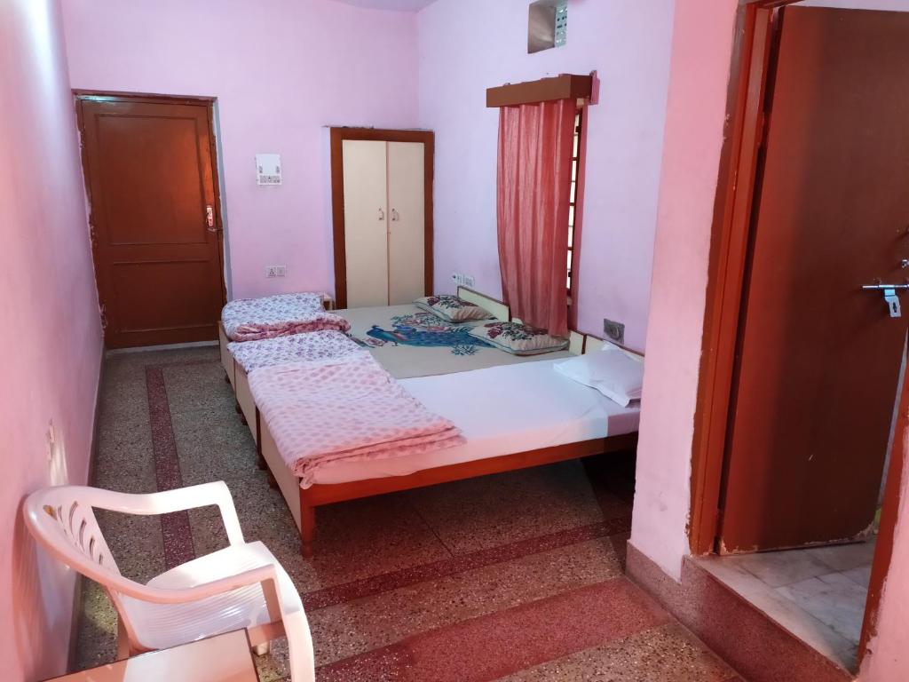 Postel nebo postele na pokoji v ubytování Jwala Niketan JAIPUR
