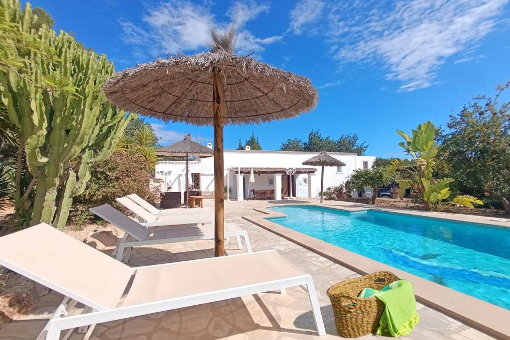 Πισίνα στο ή κοντά στο Maison Calme wifi, aircon, private pool