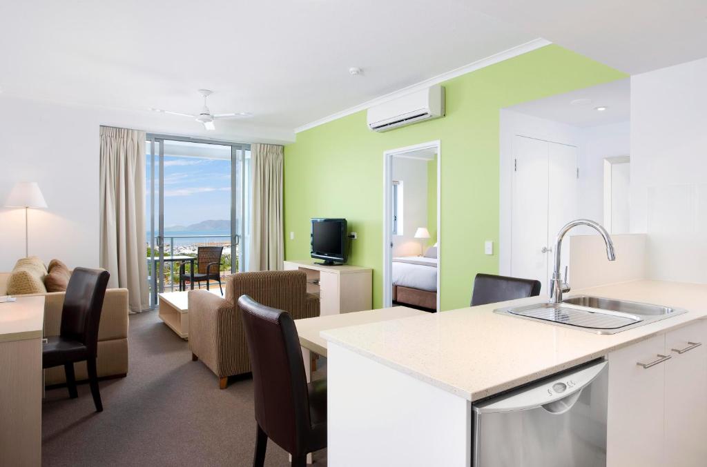 Küche/Küchenzeile in der Unterkunft Oaks Townsville Gateway Suites