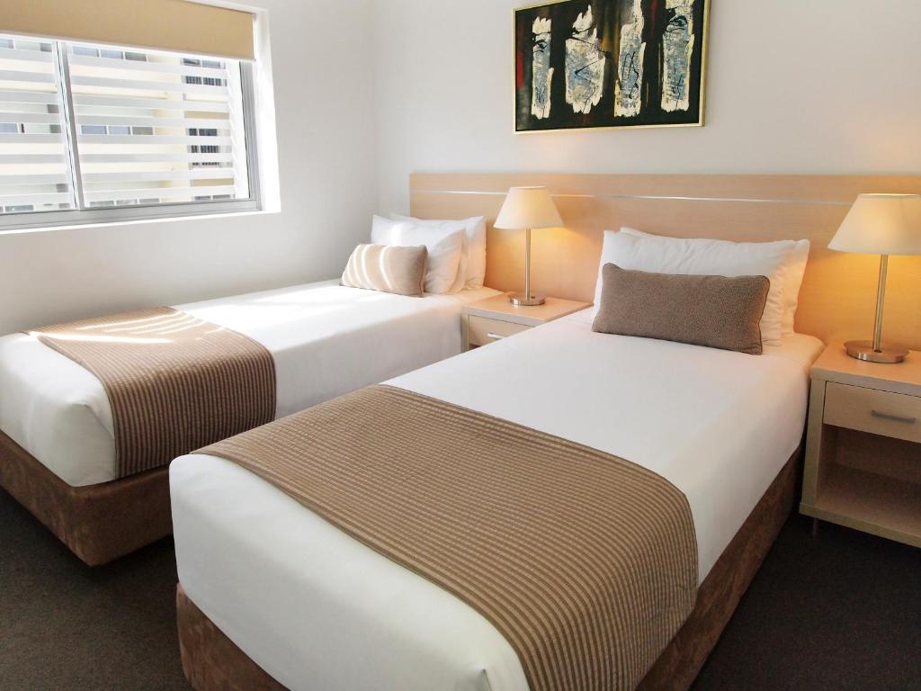 Ein Bett oder Betten in einem Zimmer der Unterkunft Oaks Townsville Gateway Suites